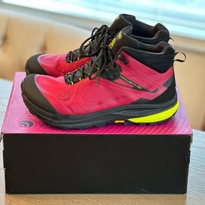 Topo Athletic Women's size 9 Trailventure, raspberry/black
